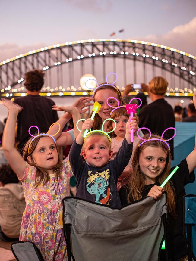 Brooke Dwyer, 6, Carlos Dwyer, 5, Nathaniel Morris, 3, Renzmay Morris, 2, Sarah Dwyer, 11, and Kylie Dwyer, 10 brought their own lights. Picture: NCA NewsWire/Flavio Brancaleone