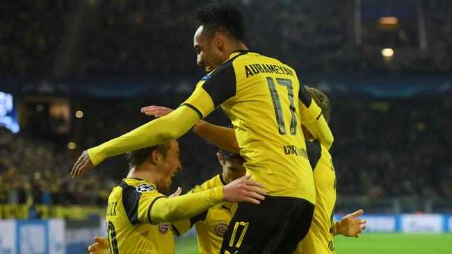 Dortmund's scorer Felix Passlack (l) celebrates with Christian Pulisic, Andre Schürrle and Pierre-Emerick Aubameyang.