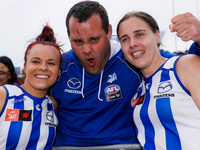 Kane shares a moment with Roo stars Jenna Bruton and Jasmine Garner. Picture: AFL Photos/Getty Images