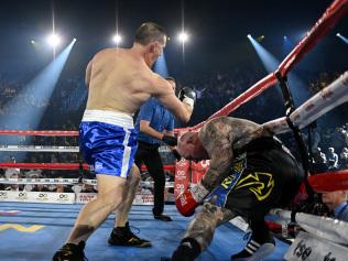 Paul Gallen KOs Lucas Browne with three devastating right hands.