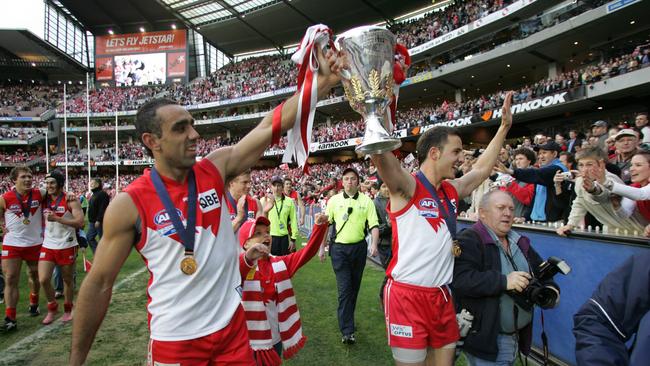 Goodes and Tadhg Kennelly hold up the 2005 premiership cup.