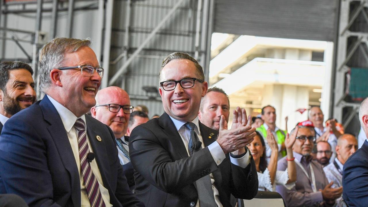 Qantas CEO Alan Joyce and Anthony Albanese in 2019. (AAP Image/Peter Rae)