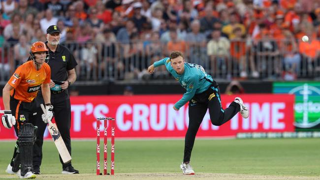 Matt Kuhnemann bowling for the Brisbane Heat in the Big Bash League.