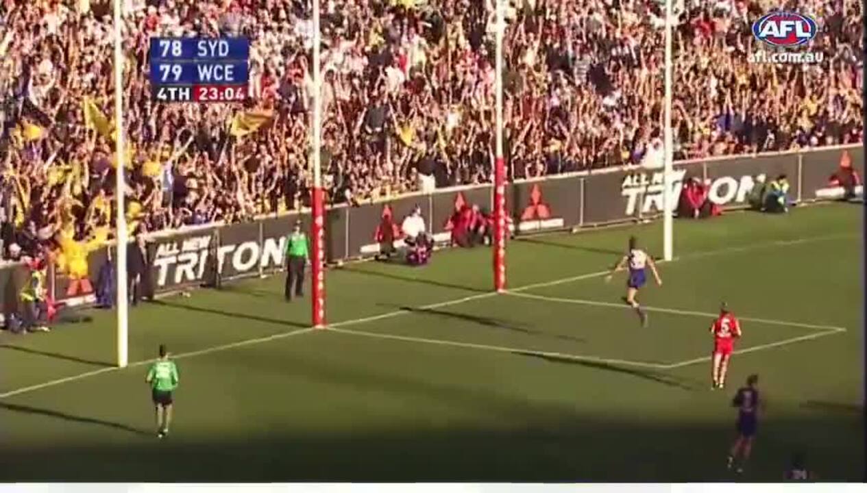 Adam Hunter kicks the winning goal in the 2006 AFL Grand Final