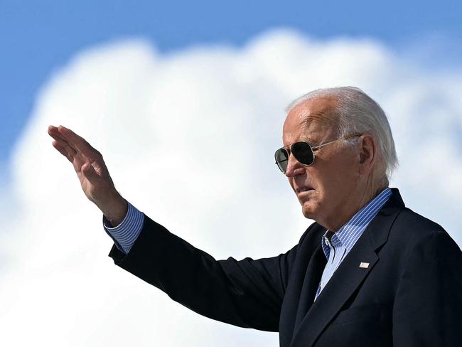 TOPSHOT - US President Joe Biden waves as he boards Air Force One prior to departure from Dane County Regional Airport in Madison, Wisconsin, July 5, 2024, as he travels to Wisconsin for campaign events. (Photo by SAUL LOEB / AFP)