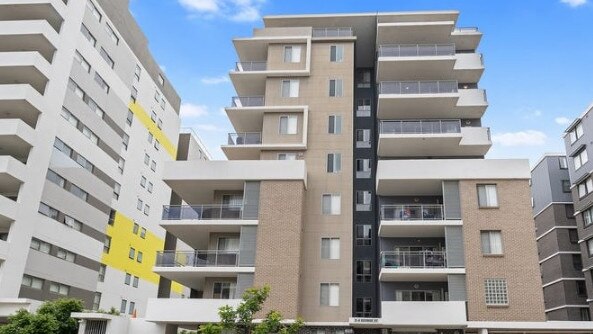 This Warwick Farm unit sold in 2021 for $80,000 less than the 2015 price.