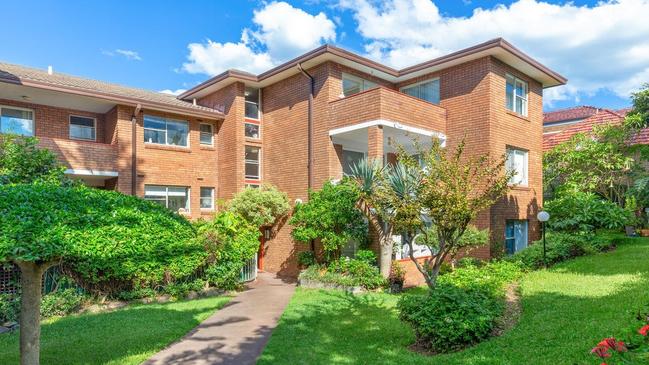 There were 11 bidders registered for this Bondi apartment, 10 of which were first home buyers.