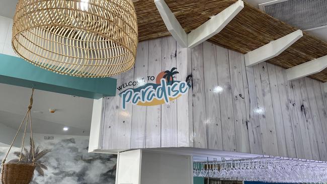 Paradise Bar and Bistro aimed for a "Barbados" and "Caribbean" style interior to imitate a tropical paradise.