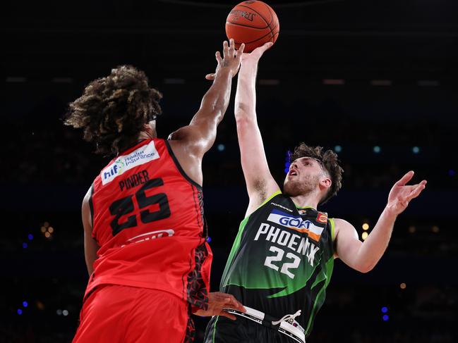 Matt Hurt of the Phoenix puts a shot up against Keanu Pinder of the Wildcats. Picture: Getty Images