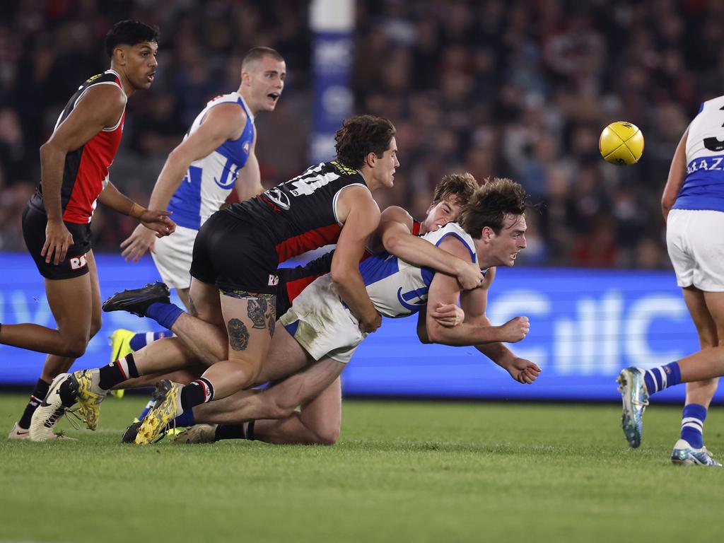 Wardlaw firing out a handpass. Picture: Darrian Traynor/Getty Images)