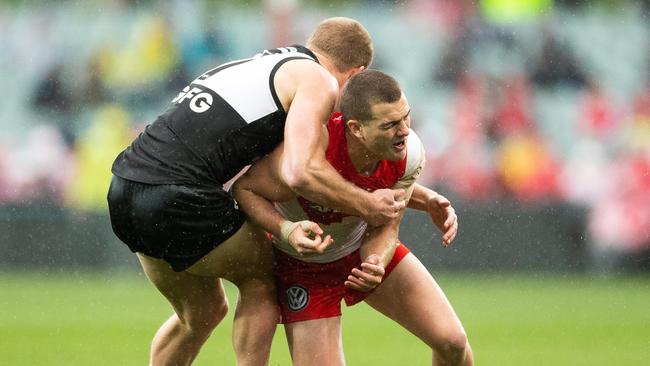 Tom Clurey wraps up Sydney’s Tom Papley on Saturday. Picture: Daniel Kalisz/Getty Images)