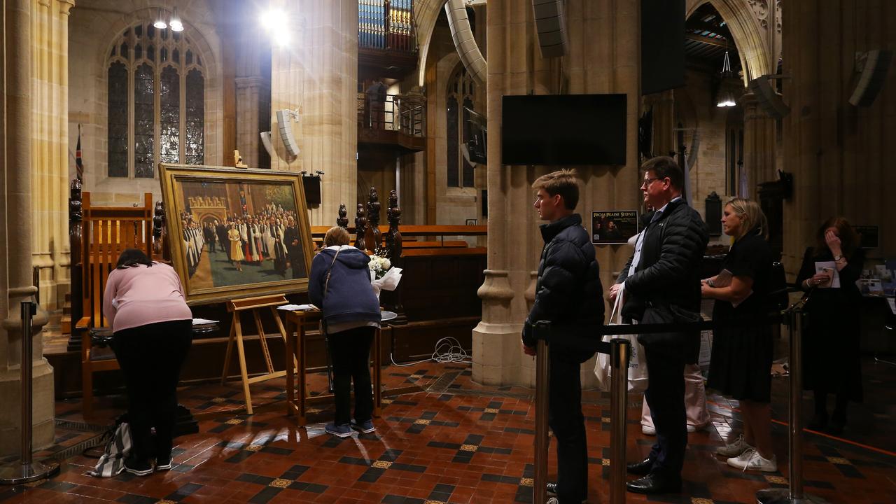 Sydney, Australia: Members of the public leave messages of condolences for Queen Elizabeth II at St. Andrew's Cathedral on September 19. Picture: Getty Images.