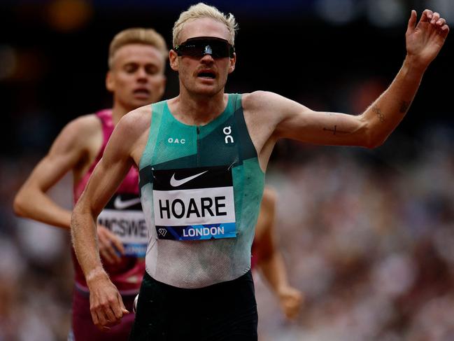 Australia's Oliver Hoare celebrates after winning the Men's Emsley Carr Mile event during the IAAF Diamond League athletics meeting at the London stadium in London on July 20, 2024. (Photo by BENJAMIN CREMEL / AFP)