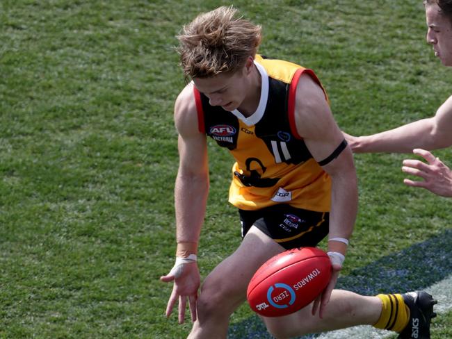 Edward Cahill of the Stingrays gathers the ball under pressure from Lucas Westwood of the Chargers during the TAC Cup Grand Final between the Dandenong Stingrays and the Oakleigh Chargers played at Ikon Park Carlton on Saturday 22nd Sept, 2018.