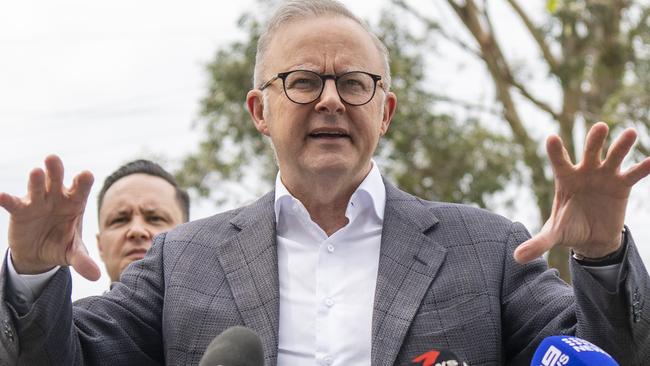 SYDNEY, AUSTRALIA - NewsWire Photos - JANUARY 19, 2025: The Prime Minister, Anthony Albanese in Hoxton, Western Sydney with the Premier of New South Wales, Chris Minns, the Minister for Infrastructure, Transport, Regional Development and Local Government, Catherine King, alongside NSW Ministers to announce a $1bn upgrade. Picture: NewsWire / Simon Bullard.