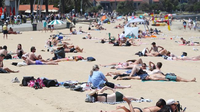 MELBOURNE, AUSTRALIA- NewsWire Photos JANUARY 3, 2025: People enjoy the sun and water at St Kilda  beach ahead of a weekend heatwave across Victoria.  Picture:  NewsWire/ David Crosling