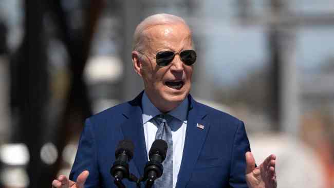 ‘Four more years, pause’: Biden appears to read script instructions out ...