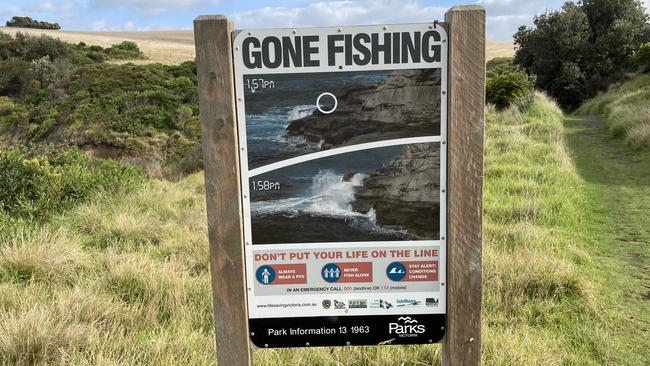 A warning sign at Kilcunda for breaking waves on the rocks.