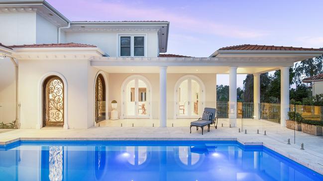 The three separate buildings are connected by the pool and outdoor dining space to overlook the Brisbane river and Indooroopilly Golf Course.