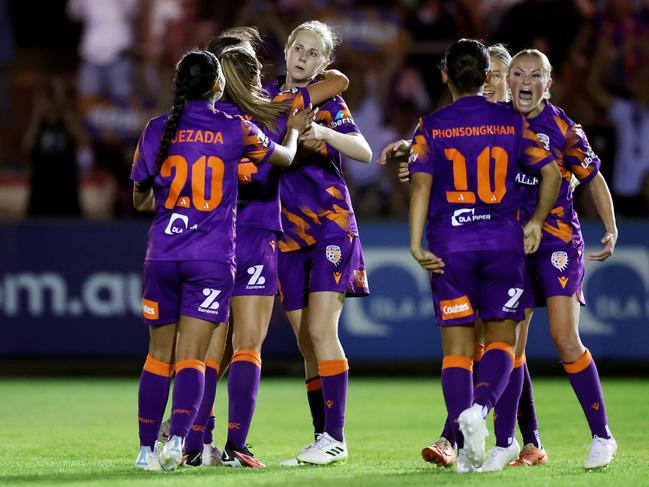 Hana Lowry is mobbed by Glory teammates. Picture: Will Russell/Getty Images