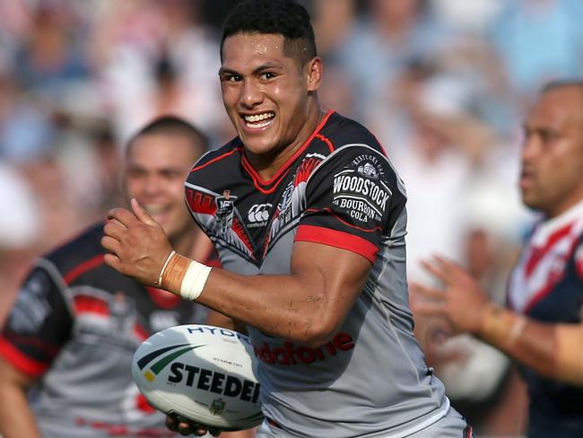 GOSFORD, NEW SOUTH WALES - APRIL 03: Roger Tuivasa Sheck of the Warriors about to score a try during golden point extra time during the round five NRL match between the Sydney Roosters and the New Zealand Warriors at Central Coast Stadium on April 3, 2016 in Gosford, Australia. (Photo by Tony Feder/Getty Images)