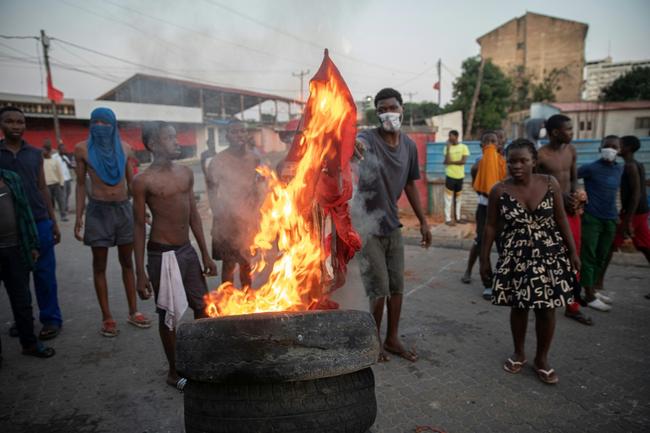 Protesters burned the flag of the ruling party Frelimo