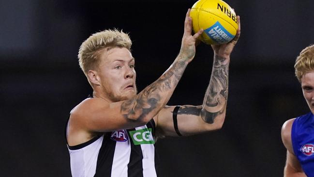 Jordan de Goey of the Magpies runs with the ball during the Round 1 AFL match between Western Bulldogs and Collingwood Magpies at Marvel Stadium in Melbourne, Friday, March 20, 2020. (AAP Image/Michael Dodge) NO ARCHIVING, EDITORIAL USE ONLY