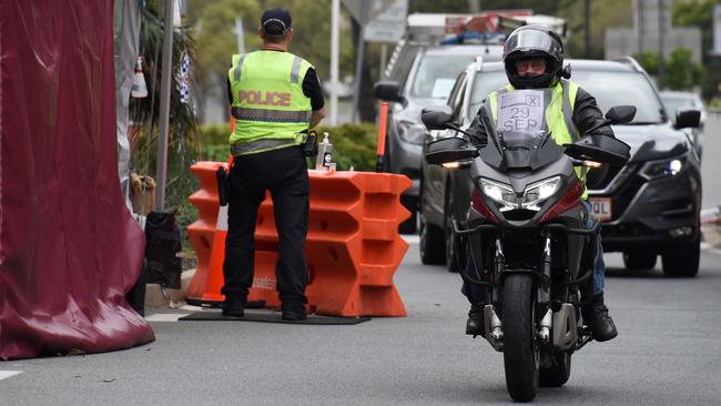 Police check cars at the Queensland and NSW border on Griffith Street, Coolangatta. Picture: NCA NewsWire / Steve Holland