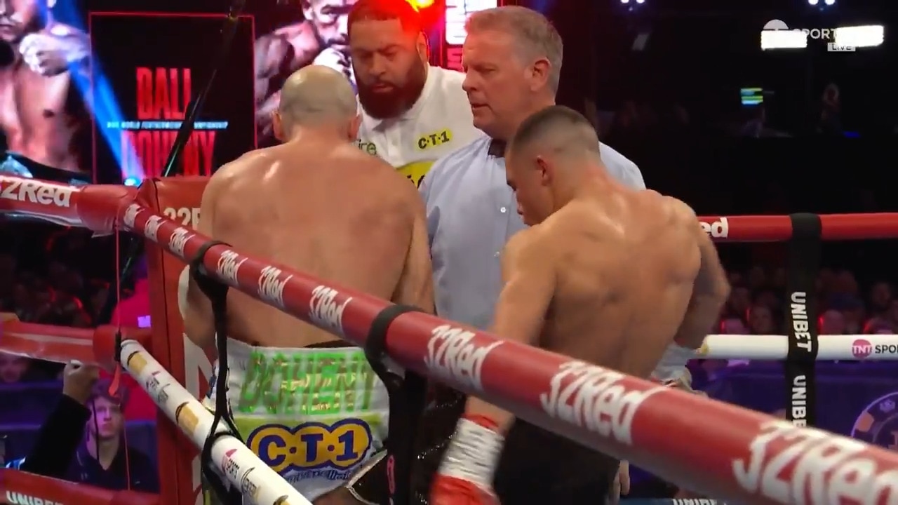 Boxing bout turns kickboxing in bizarre moment