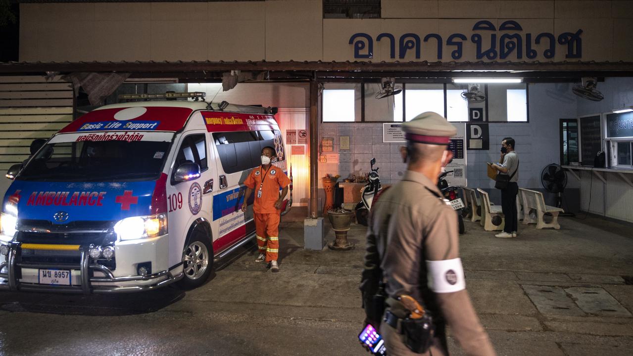 Police officers and health workers prepare to load the body of Shane Warne from the morgue onto an ambulance for departure from Suratthani Hospital to Bangkok before the return to Australia. Picture: Getty Images