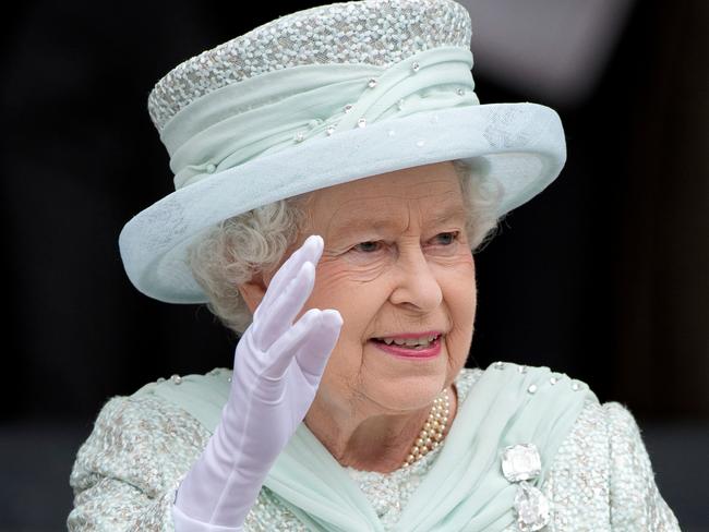 Queen Elizabeth in the Cullinan diamond brooch in 2012. Picture: Ben STANSALL / AFP.