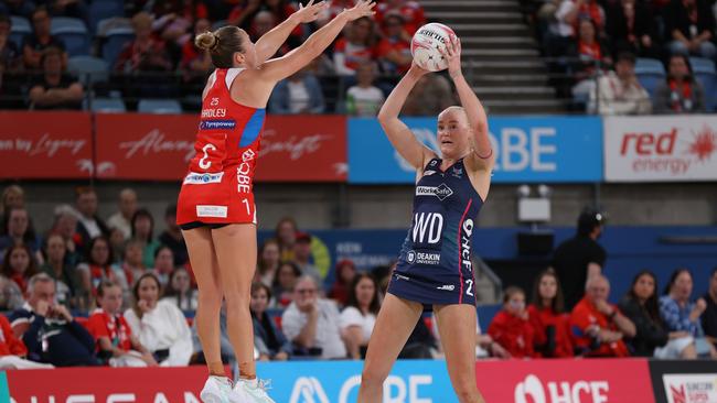 SYDNEY, AUSTRALIA - MAY 12: Joanna Weston of the Vixens and Paige Hadley of the Swifts in action during the round five Super Netball match between NSW Swifts and Melbourne Vixens at Ken Rosewall Arena on May 12, 2024 in Sydney, Australia. (Photo by Jason McCawley/Getty Images)