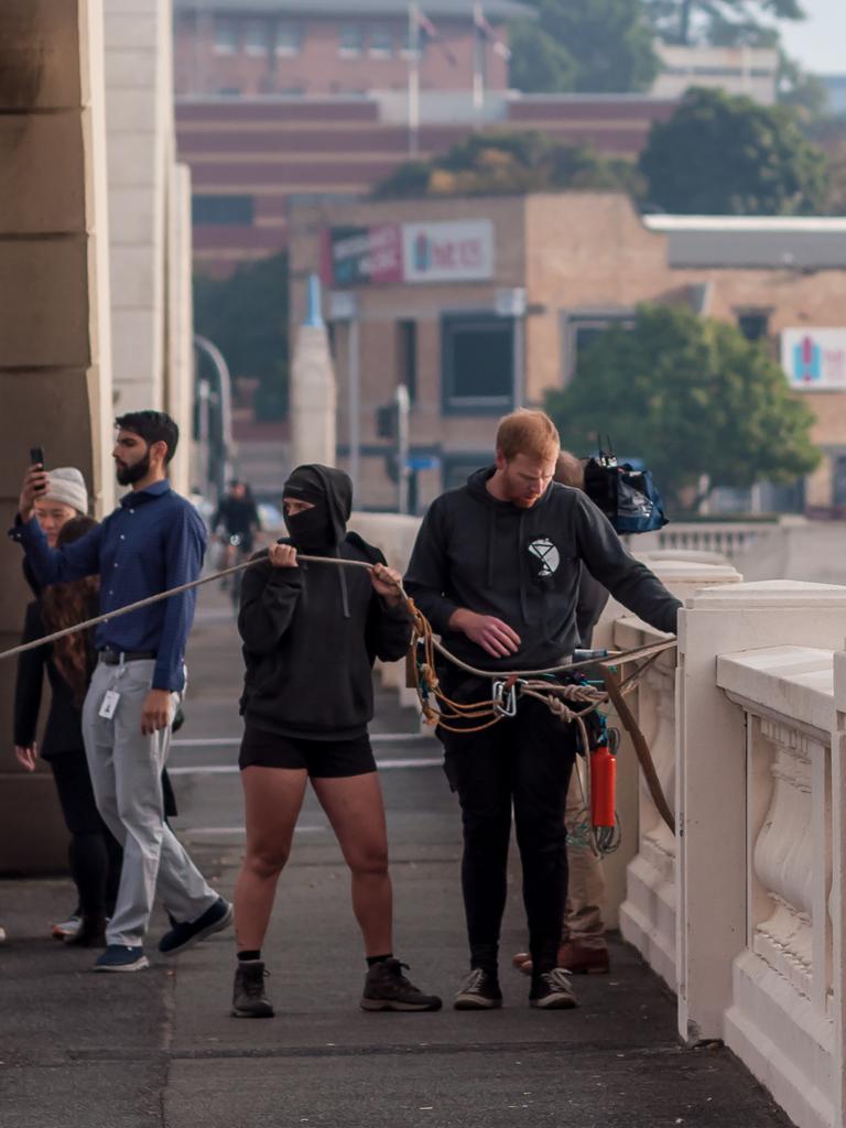 Extinction Rebellion protesters setting up for abseil 19 August 2019. Picture: Supplied.