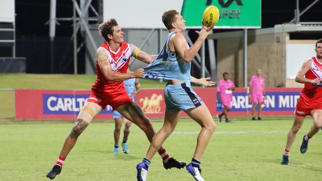 Lachlan McKenzie fights to maintain possession for Darwin Buffaloes against Waratah on November 21 2020. Picture Celina Whan AFLNT Media