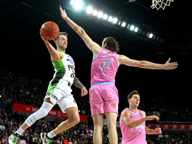 AUCKLAND, NEW ZEALAND - SEPTEMBER 29: Joe Wieskamp of the South East Melbourne Phoenix passes the ball during the round two NBL match between New Zealand Breakers and South East Melbourne Phoenix at Spark Arena, on September 29, 2024, in Auckland, New Zealand. (Photo by Hannah Peters/Getty Images)