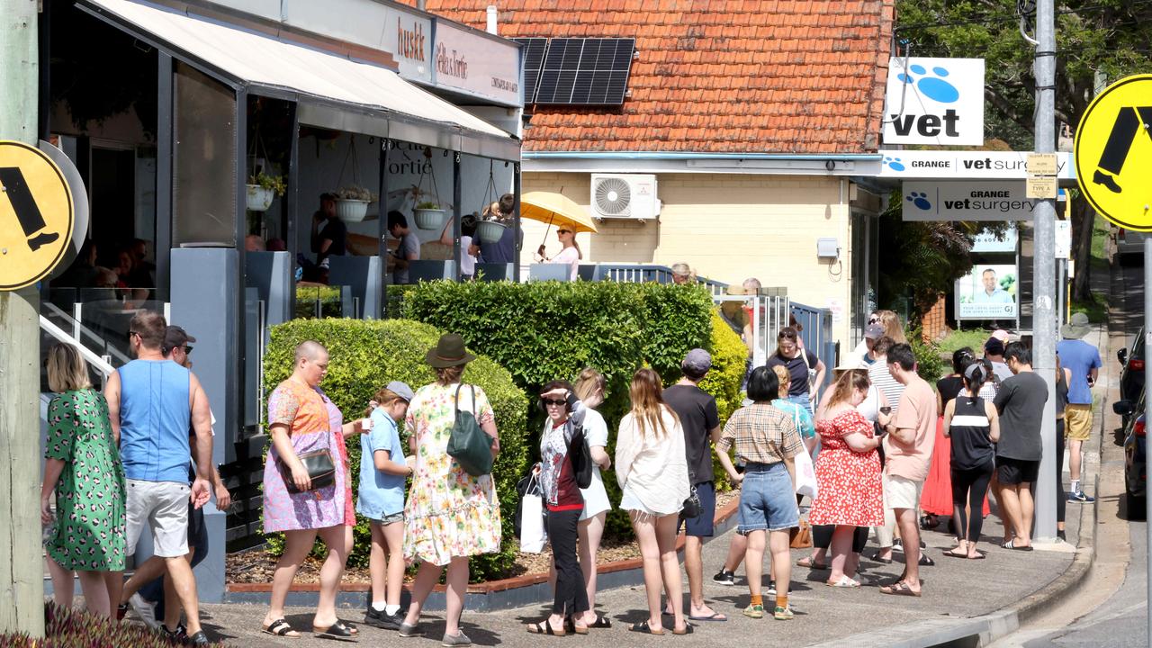 People line up at Bella and Tortie which is closing down today. Photo Steve Pohlner