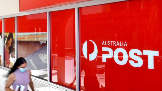 Some Australia Post outlets provide cash and cheque banking services. Picture: NCA NewsWire / John Gass