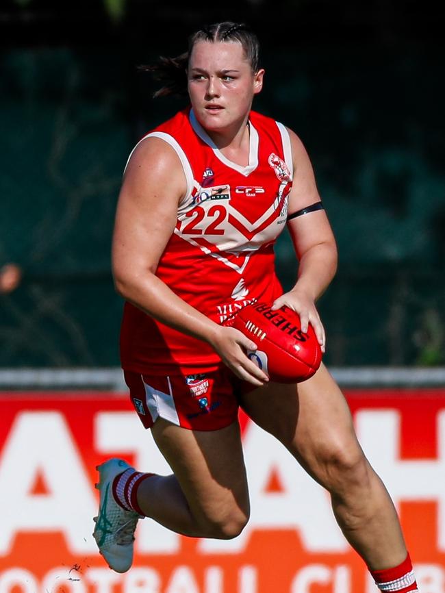 Kierra Zerafa playing for Waratah in the 2024-25 NTFL season. Picture: Celina Whan / AFLNT Media