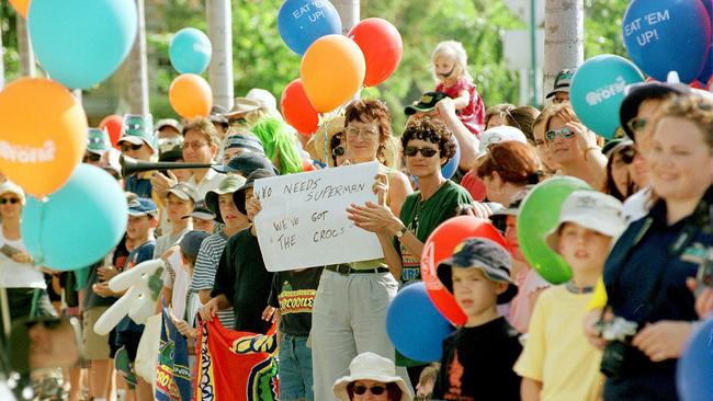 NBL Fans line the Strand to see their favourite players during Townsville Crocodiles parade PicMichael/Chambers. May 05 2001 - sport basketball crowds parades NQ