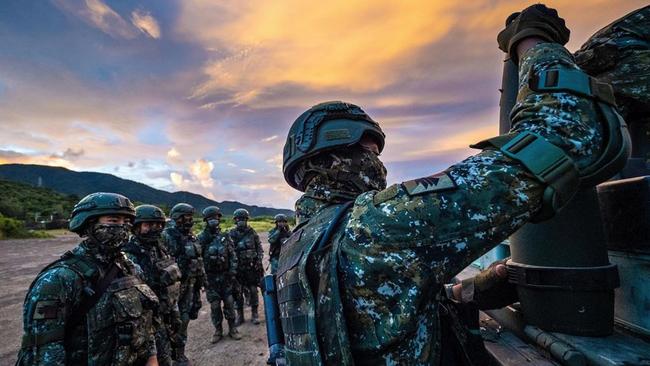 Taiwanese military personnel prepare artillery on the Taiwan coastline as they participate in live firing drills. Picture: Instagram / Military News Agency