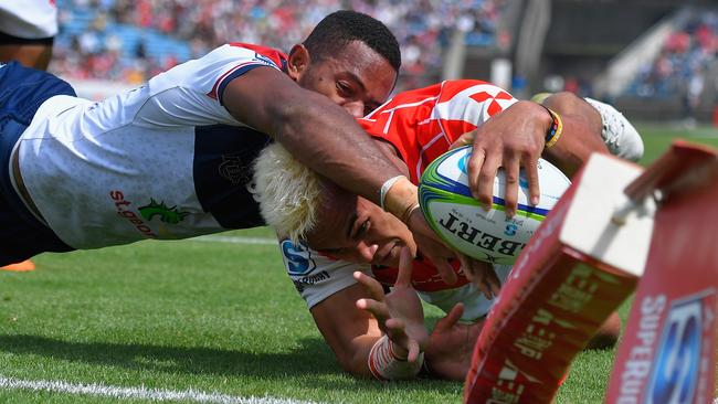 Hosea Saumaki of the Sunwolves about to reach out and score his team’s sixth try against Reds on Saturday.