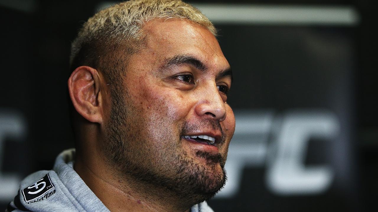 Angry Hunt makes weight for title shot