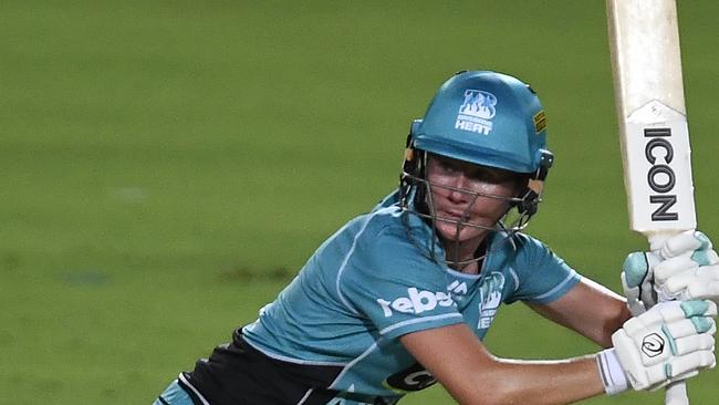 Beth Mooney of the Heat bats during the Women's Big Bash League match between the Brisbane Heat and the Sydney Thunder at Cazalys Stadium on January 12, 2019 in Cairns. (Photo by Ian Hitchcock/Getty Images)