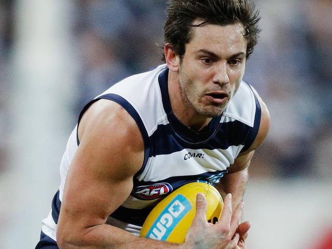 GEELONG, AUSTRALIA - AUGUST 26:  Daniel Menzel of the Cats marks the ball against Jonathon Patton of the Giants during the round 23 AFL match between the Geelong Cats and the Greater Western Sydney Giants at Simonds Stadium on August 26, 2017 in Geelong, Australia.  (Photo by Michael Dodge/Getty Images)