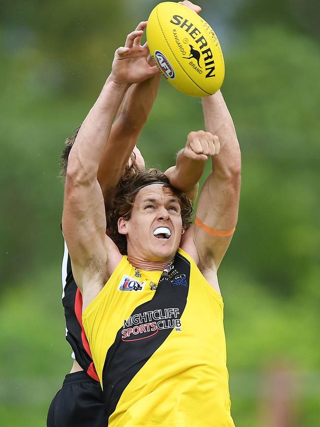 Former Dockers star Ryan Nyhuis goes up for a mark. Picture: Felicity Elliott/AFLNT Media