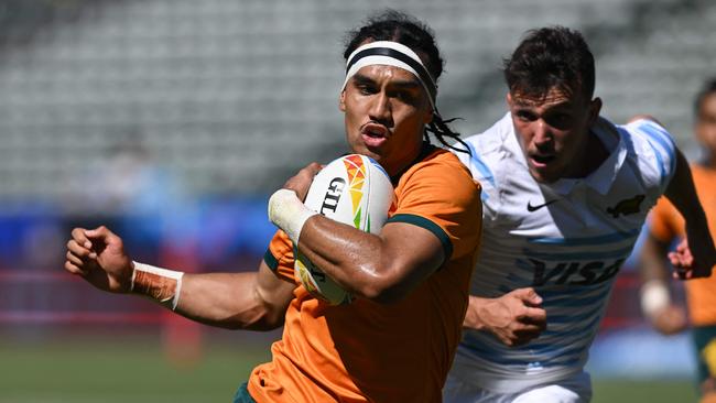 Australia's Dietrich Roache escapes Argentina's Tobias Wade to score at the Los Angeles leg of the Sevens World Series. Picture: AFP