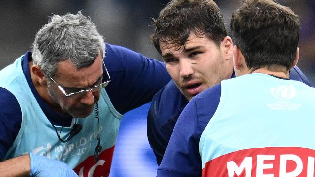 TOPSHOT - France's scrum-half and captain Antoine Dupont (C) receives medical attention during the France 2023 Rugby World Cup Pool A match between France and Namibia at the Stade de Velodrome in Marseille, southern France on September 21, 2023. (Photo by CHRISTOPHE SIMON / AFP)