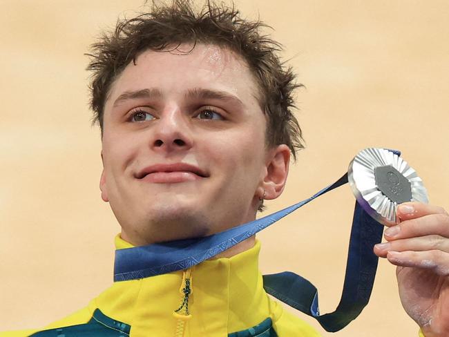 Australia's Matthew Richardson celebrates his silver medal on the podium of the men's track cycling keirin event of the Paris 2024 Olympic Games at the Saint-Quentin-en-Yvelines National Velodrome in Montigny-le-Bretonneux, south-west of Paris, on August 11, 2024. (Photo by Emmanuel DUNAND / AFP)