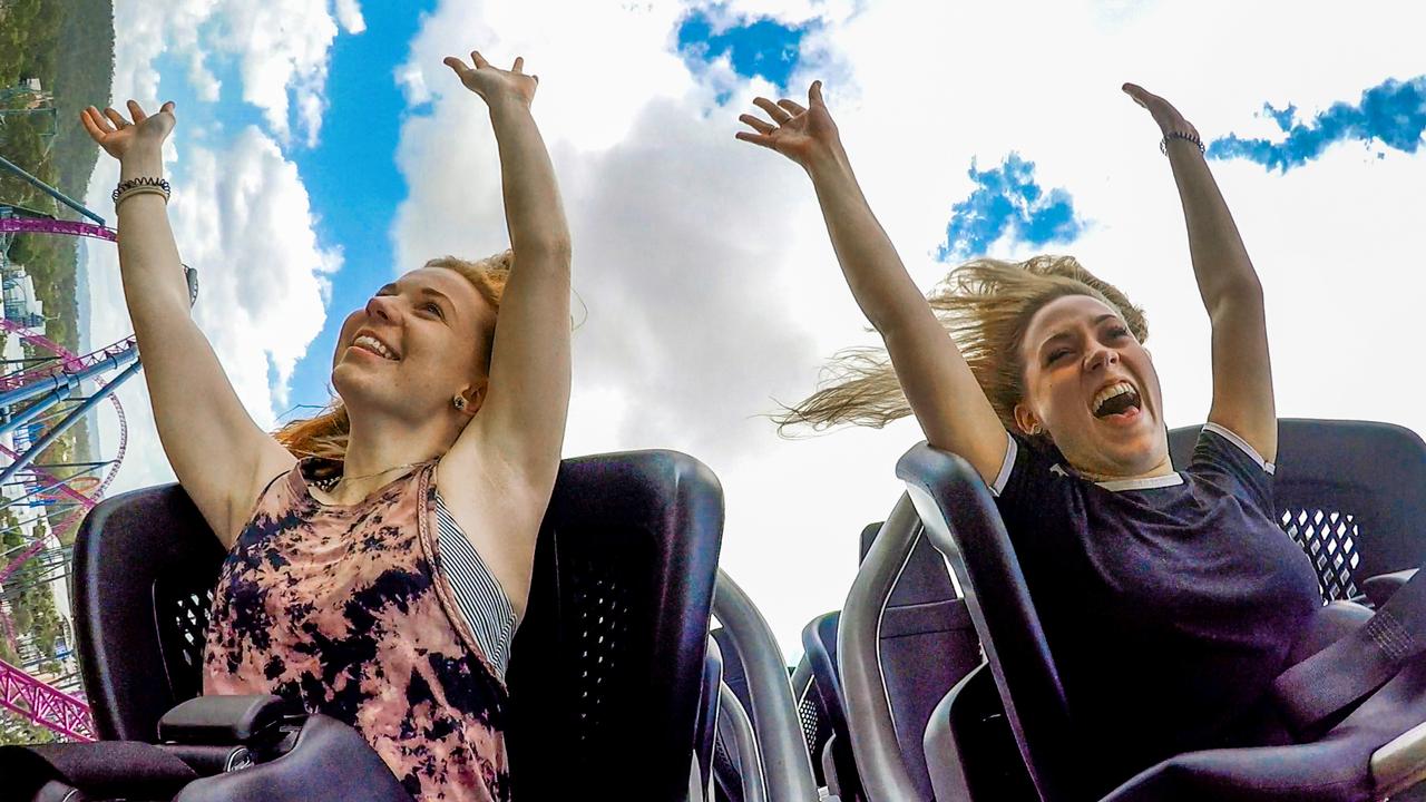 gold-coast-theme-park-operators-in-battle-to-sell-season-passes-as