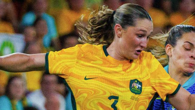 Australia's Winonah Heatley (L) and Brazil's Bruna Santos Nhaia fight for the ball during the women's international football friendly match between Australia and Brazil at Suncorp Stadium in Brisbane on November 28, 2024. (Photo by Patrick HAMILTON / AFP) / -- IMAGE RESTRICTED TO EDITORIAL USE - STRICTLY NO COMMERCIAL USE --